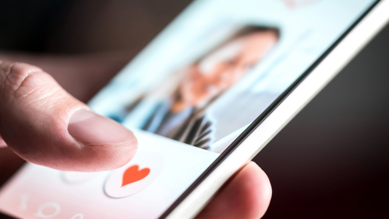 Incorporan chatbots con IA para mantener conversaciones constantes y creíbles.