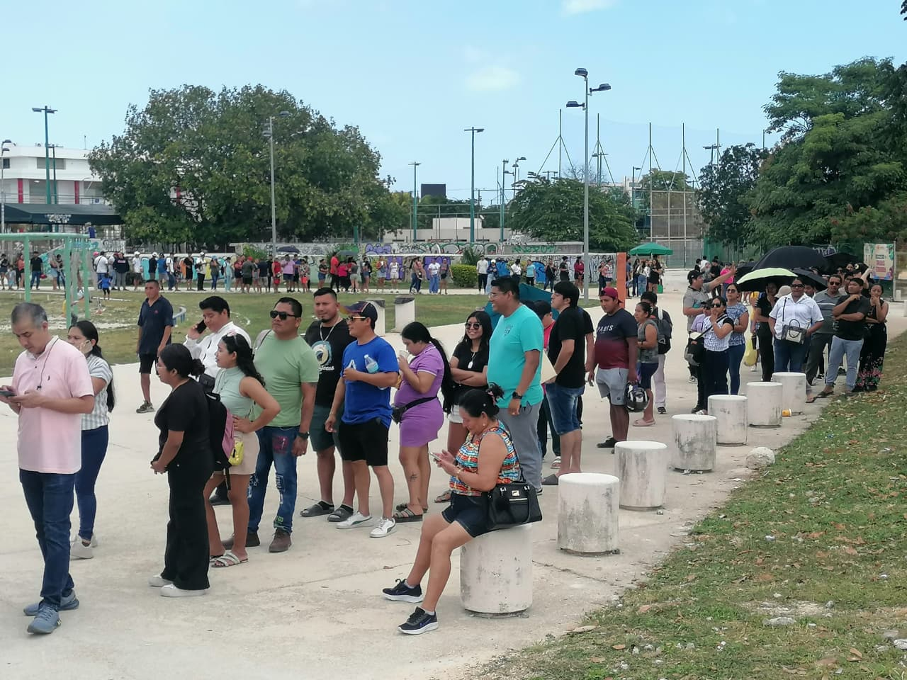 Más de 3 mil personas acamparon desde la madrugada para conseguir acceso al concierto de Banda MS en el Estadio Beto Ávila