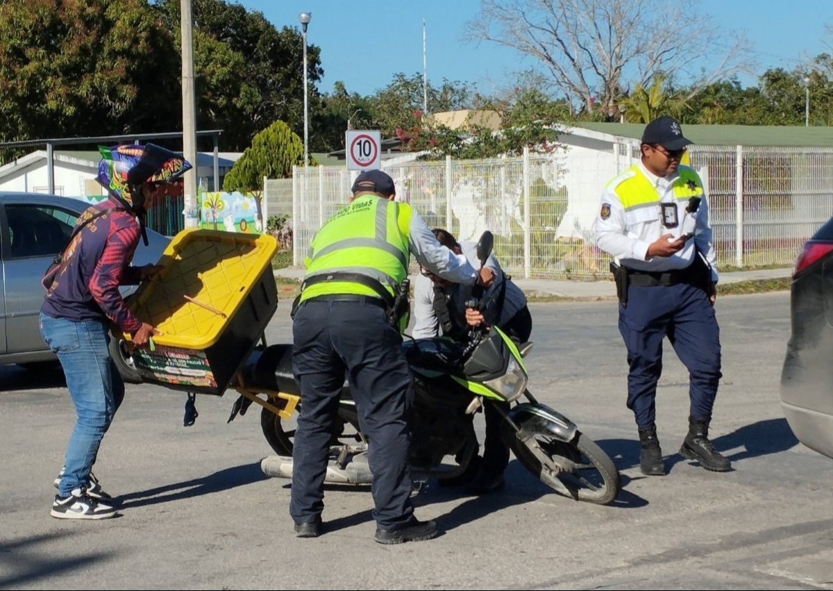 El repartidor fue expulsado luego de que un conductor lo golpeará.