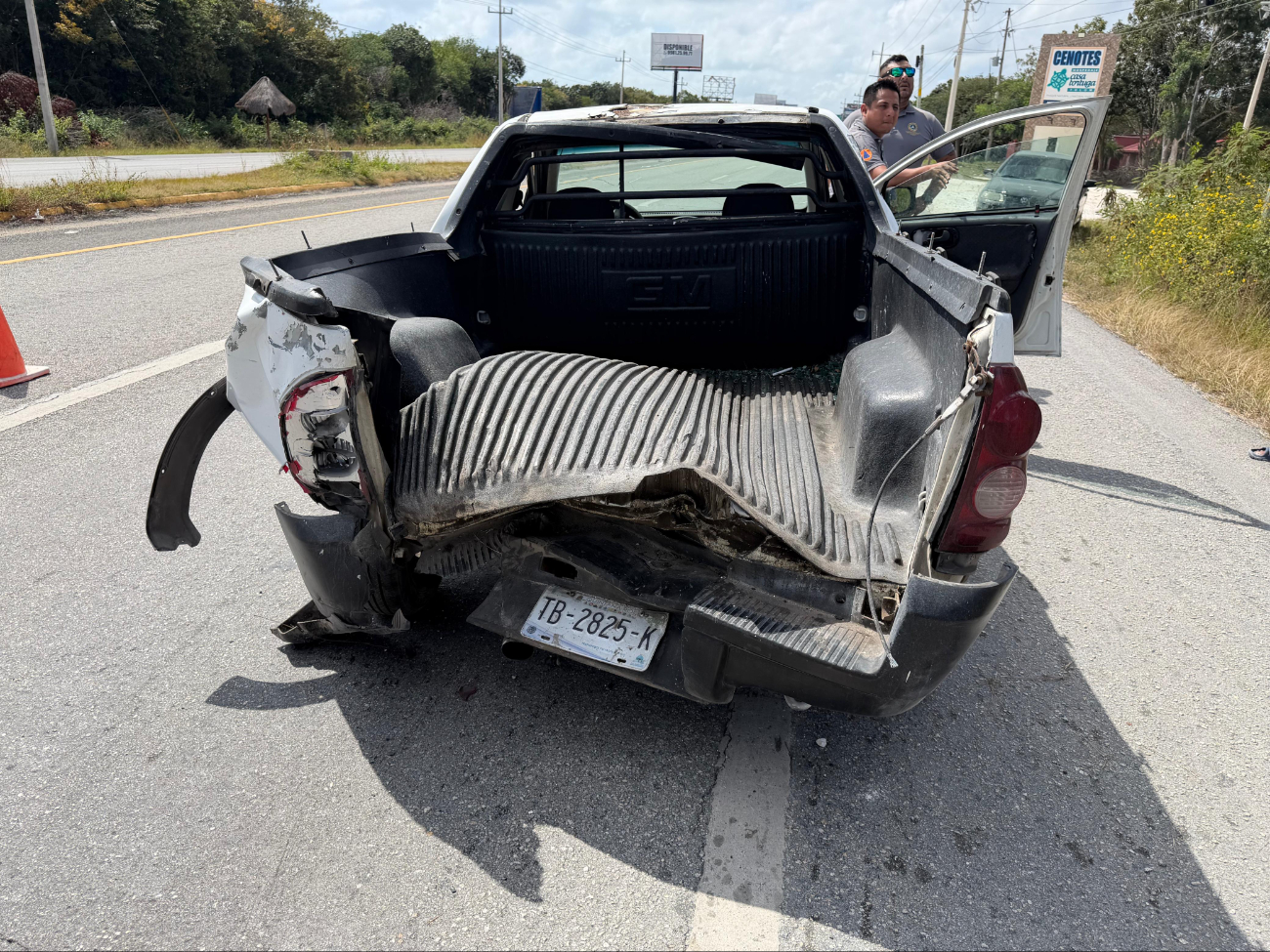 Paramédicos arribaron al sitio para brindar atención prehospitalaria al conductor de la camioneta Chevrolet