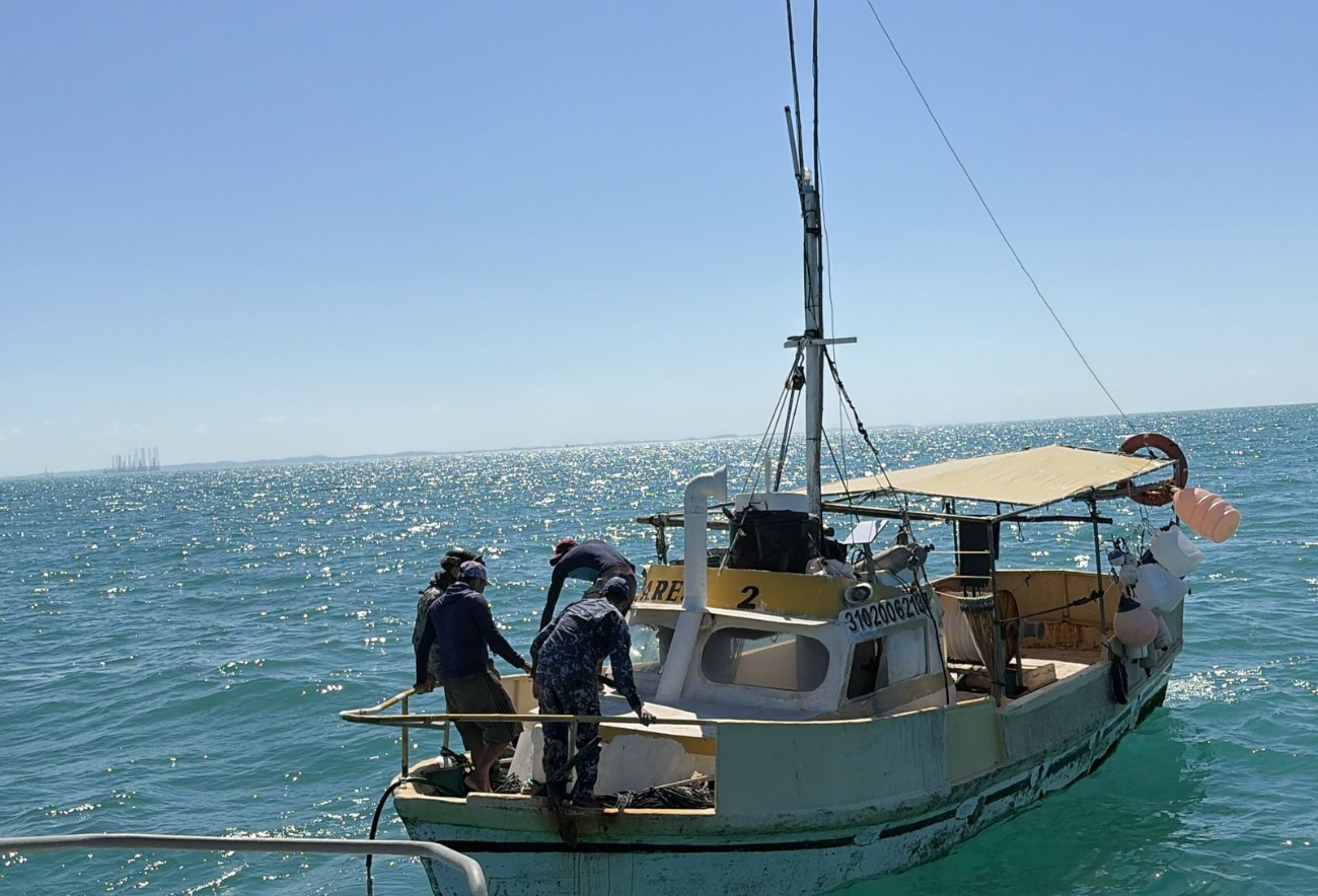 Tres tripulantes fueron retenidos por no contar con permisos.