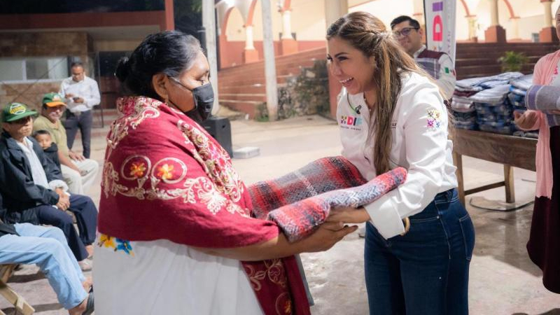 Entrega DIF Yucatán 1,600 cobertores en comunidades del interior por bajas temperaturas