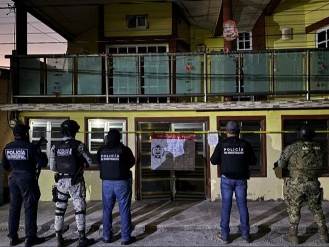 Además del equipo tecnológico, fueron aseguradas armas calibre .22, vehículos y presuntas dosis de marihuana y cocaína