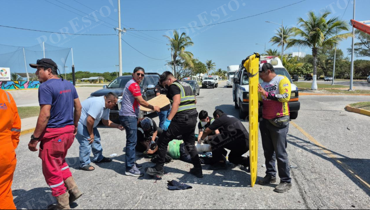 El motociclista fue trasladado de urgencia al hospital con lesiones severas.