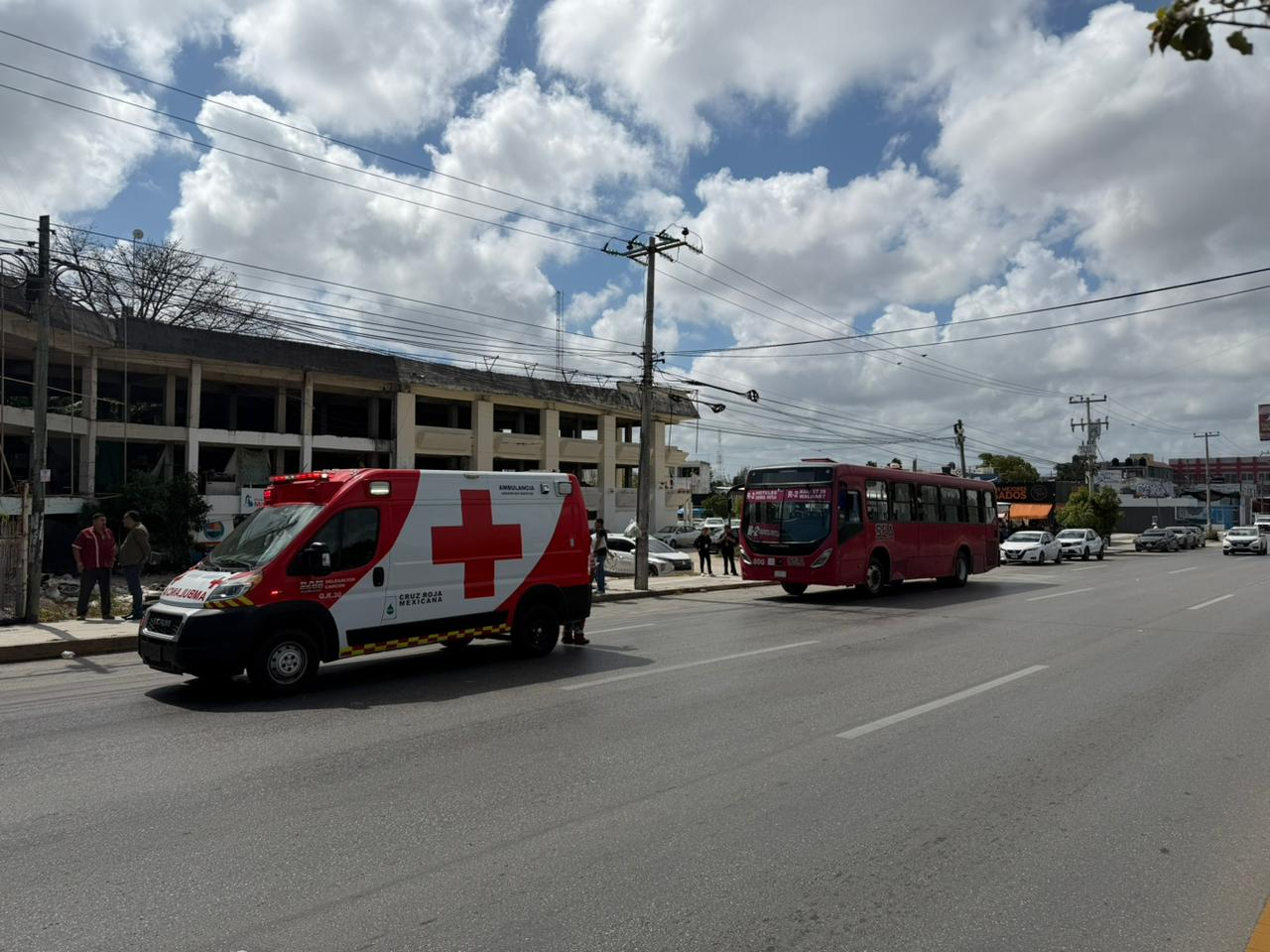 El autobús de transporte público quedó detenido sobre la avenida José López Portillo tras el fallecimiento del conductor