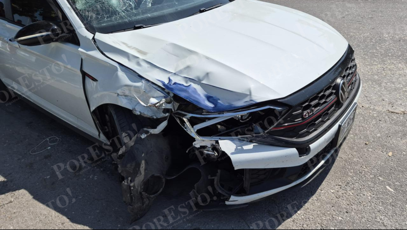 Un Volkswagen Jetta GLI impactó por alcance a una motocicleta Dinamo R4.