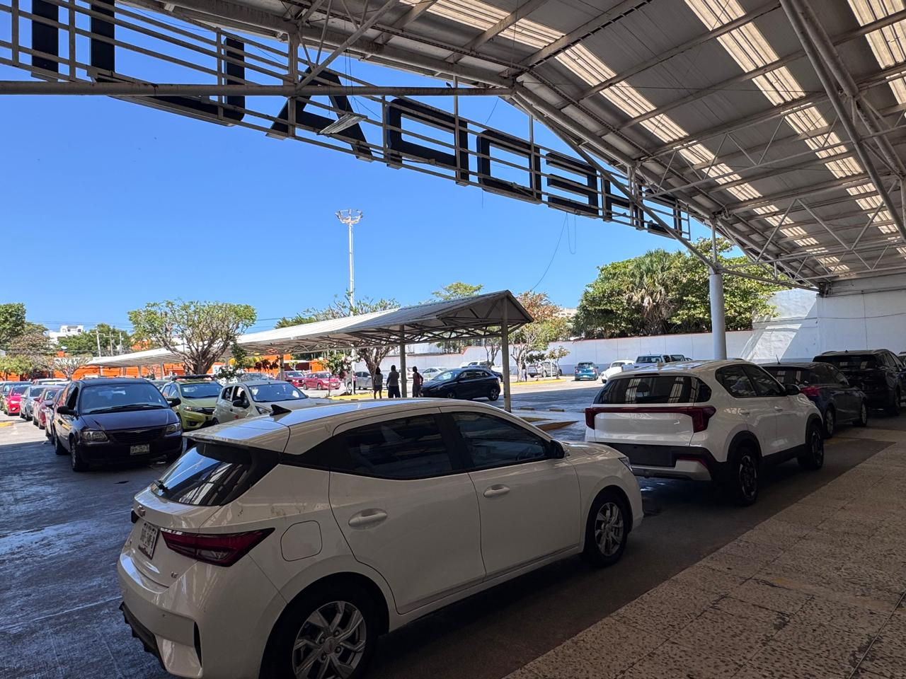 Cientos acudieron a la jornada de vacunación vehicular en Ciudad del Carmen.