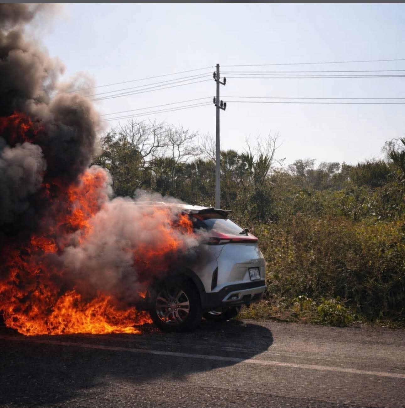 Un vehículo gris se incendió la mañana del sábado en la carretera federal 180.