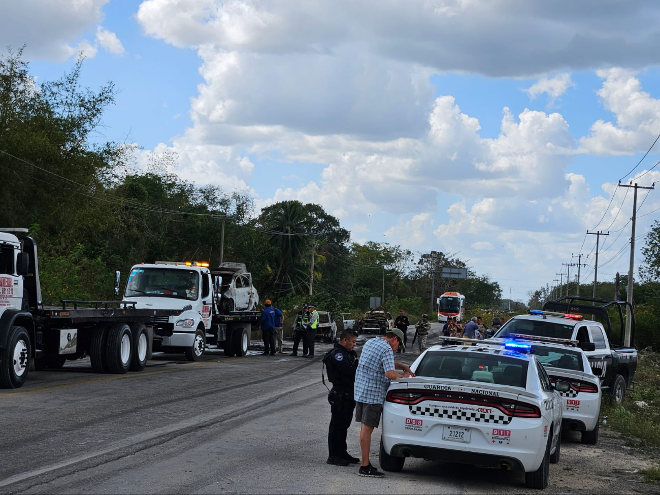 La circulación se paralizó en este parte de la carretera durante dos horas, hasta que finalmente los tres vehículos calcinados fueron retirados en grúas