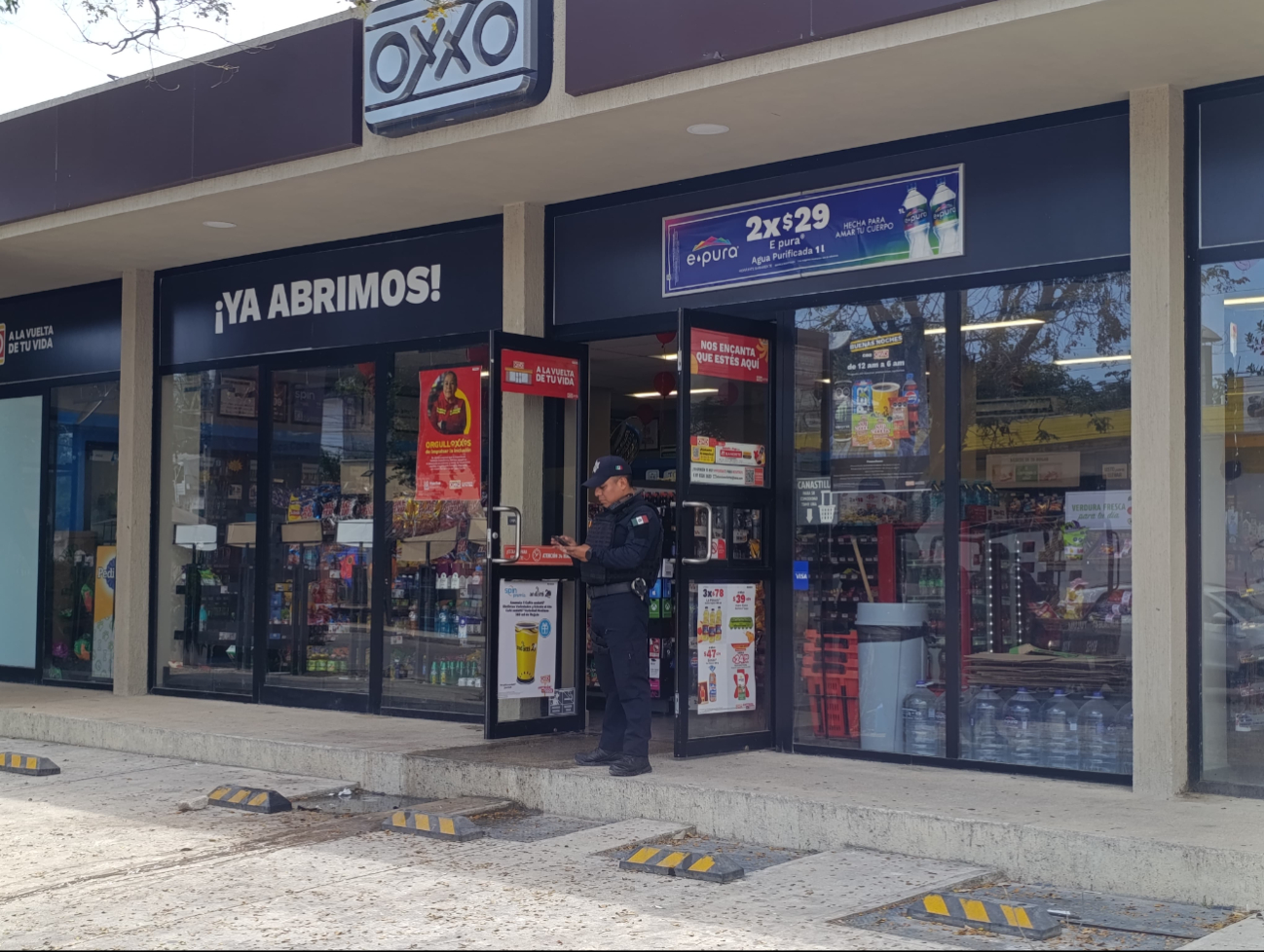 Elementos de la Policía Municipal y Estatal acordonaron el área mientras bomberos y paramédicos realizaban maniobras para sofocar el fuego