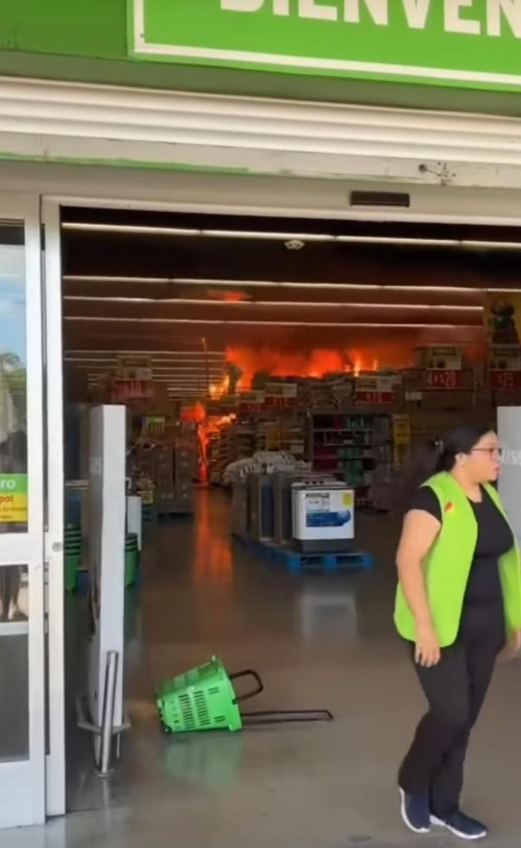Se tuvieron reportes de autos y negocios incendiados.