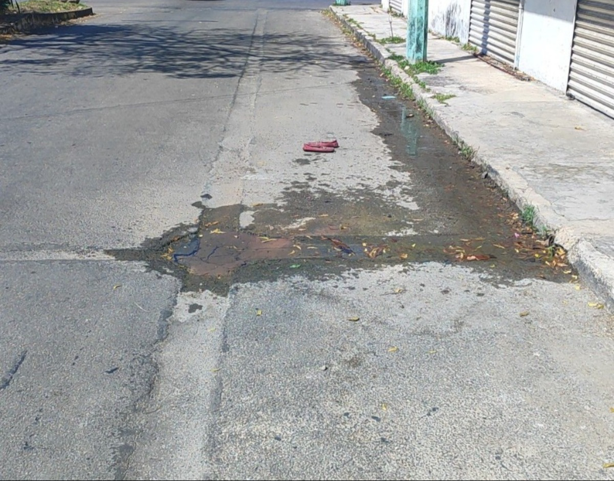 El desperdicio de agua no ha sido reparado.