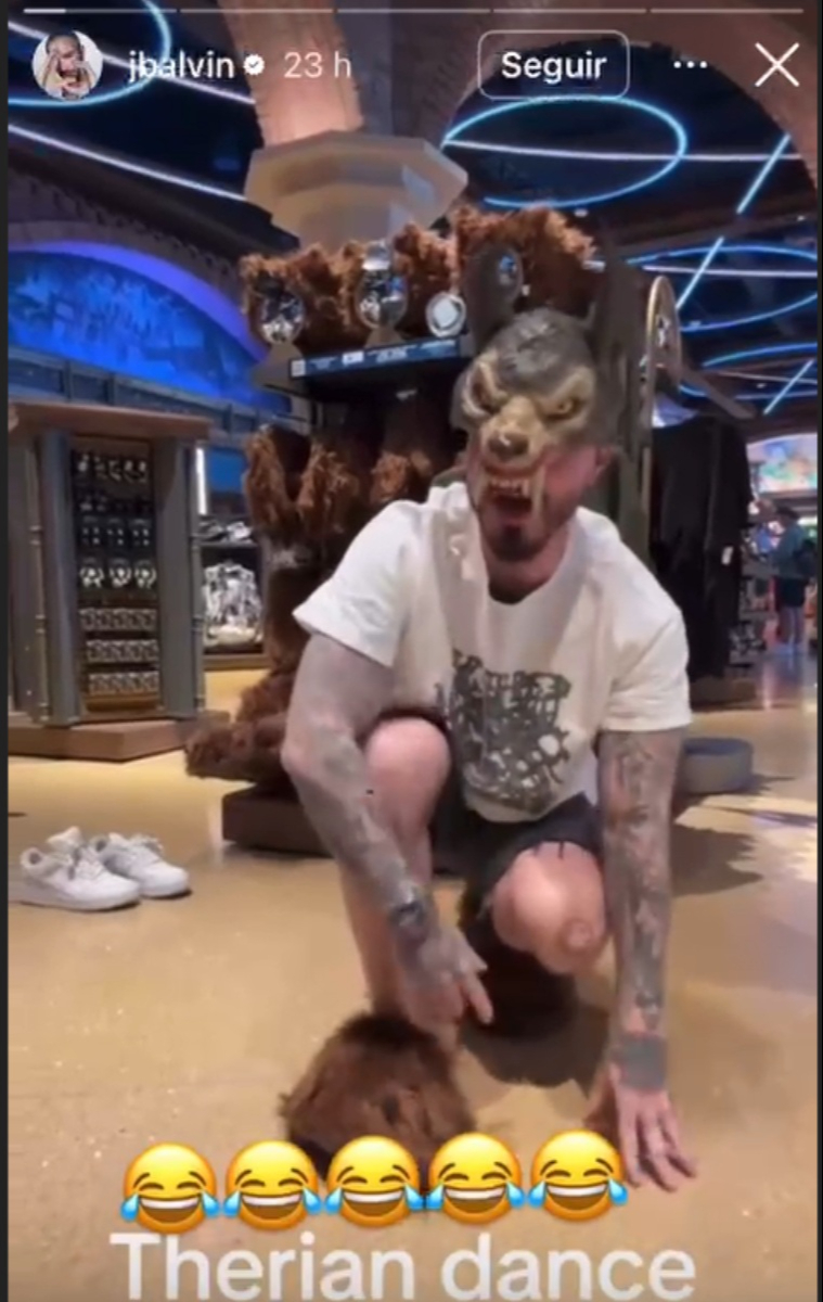 J Balvin disfrazado de lobo en sus historias de Instagram.