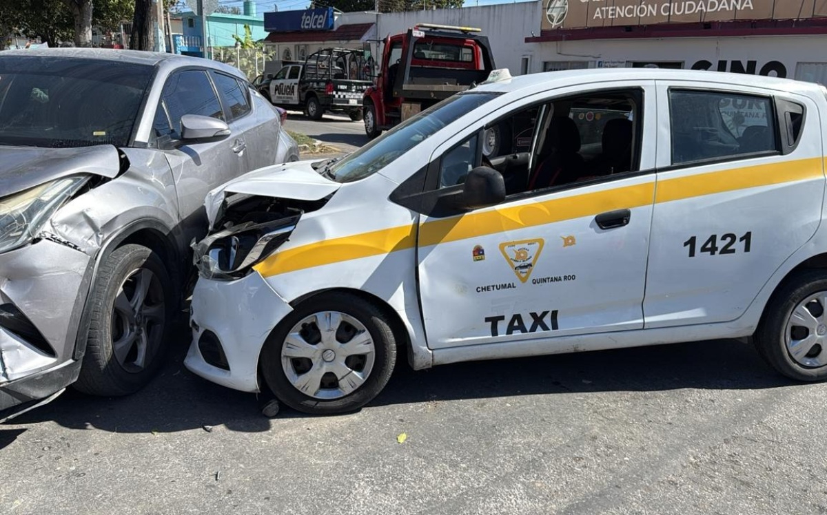 El taxi embistió a otro conductor que estaba por incorporarse a la avenida.
