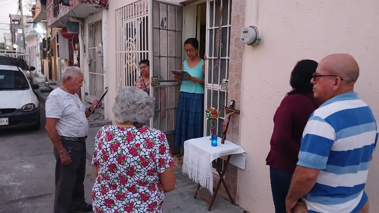 Los grupos parroquiales recorren sectores e invitan a familias a participar.