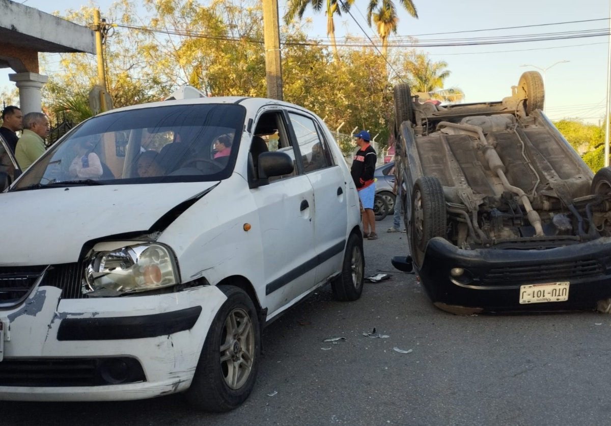 El auto resultó volcado en medio del tramo.
