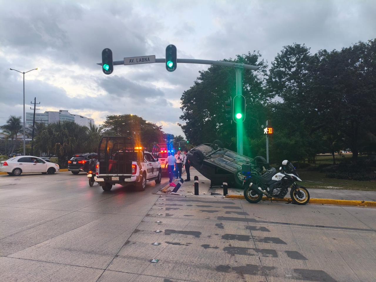 El conductor fue trasladado a un hospital de la ciudad debido a las lesiones