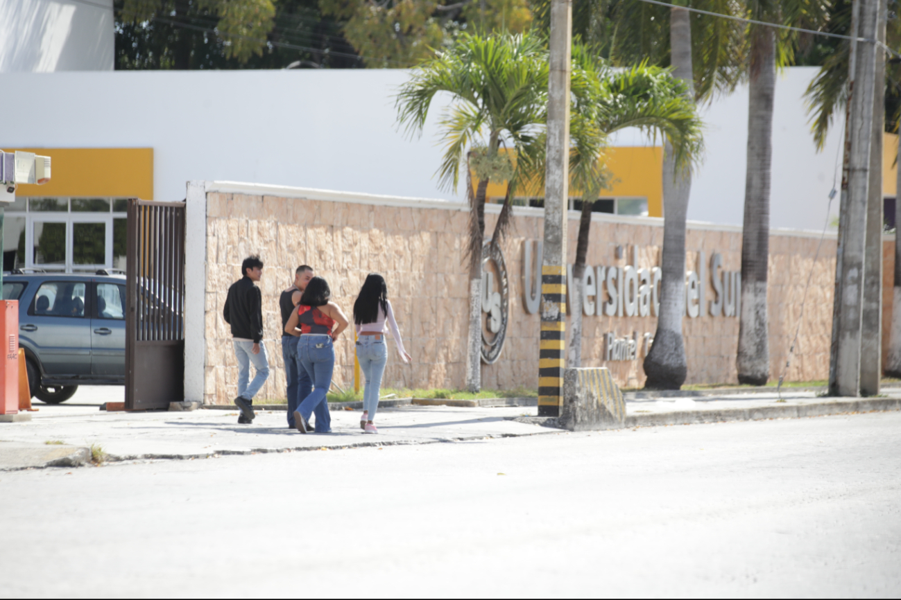 Jóvenes que no obtienen un lugar en universidades públicas optan por trabajar o buscar alternativas fuera del estado