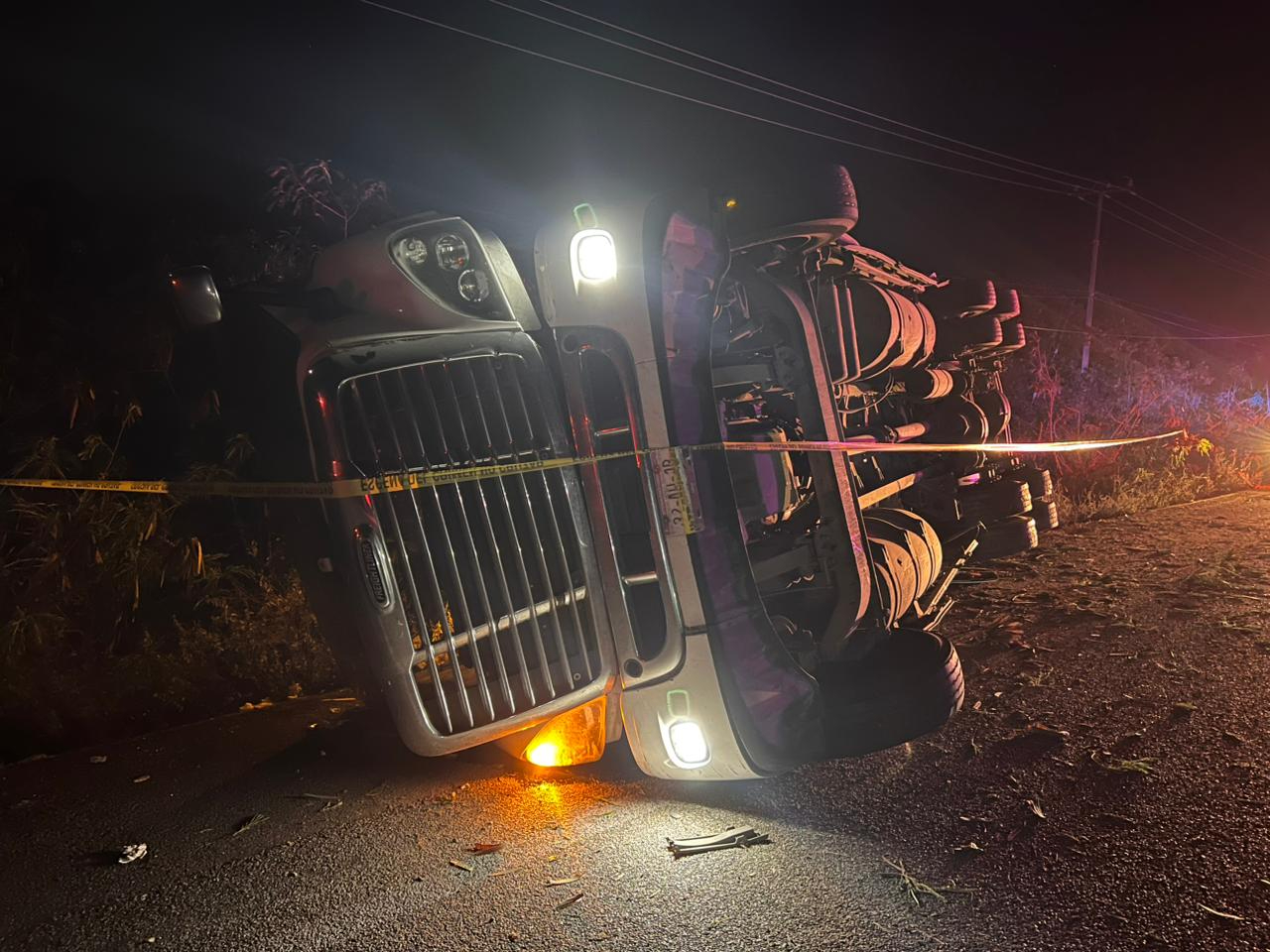 El conductor resultó con fracturas en las costillas y fue trasladado a un hospital.
