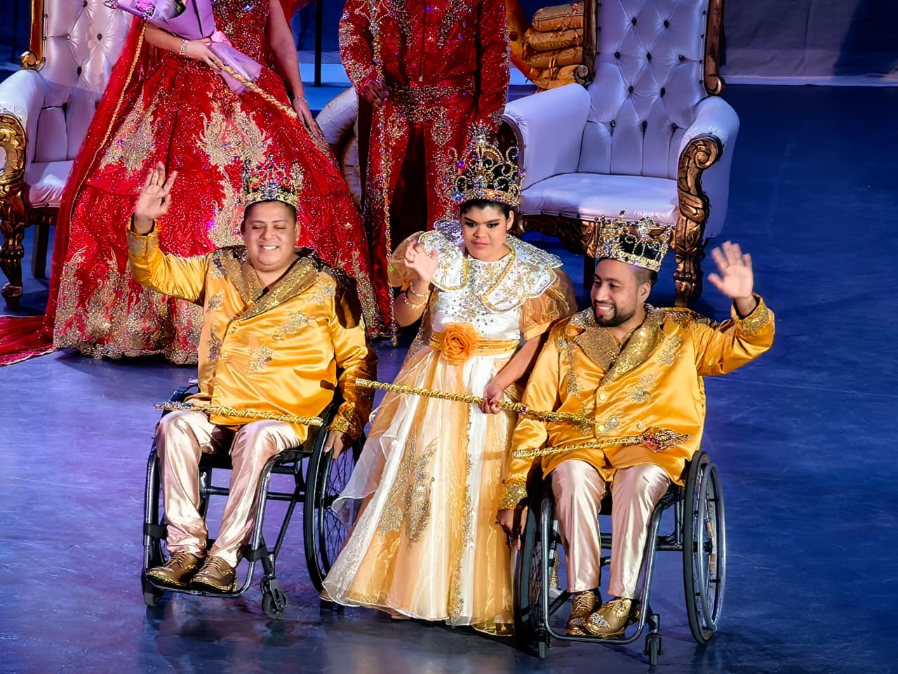 Cathy I y Fred I encabezan el reinado del Carnaval DIF en el Teatro Carmelita