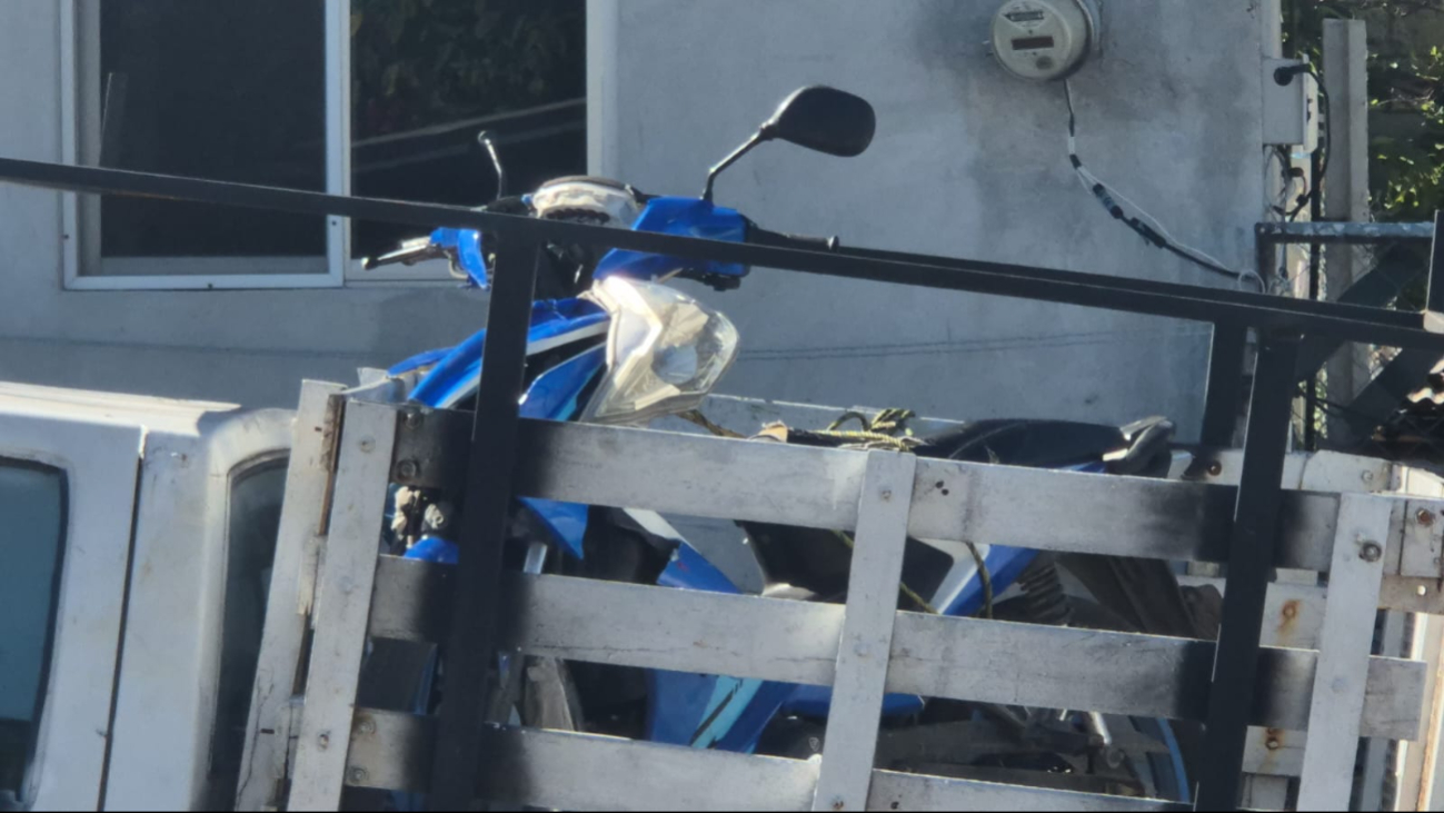 La motocicleta sufrió daños de consideración; la camioneta no presentó afectaciones visibles.