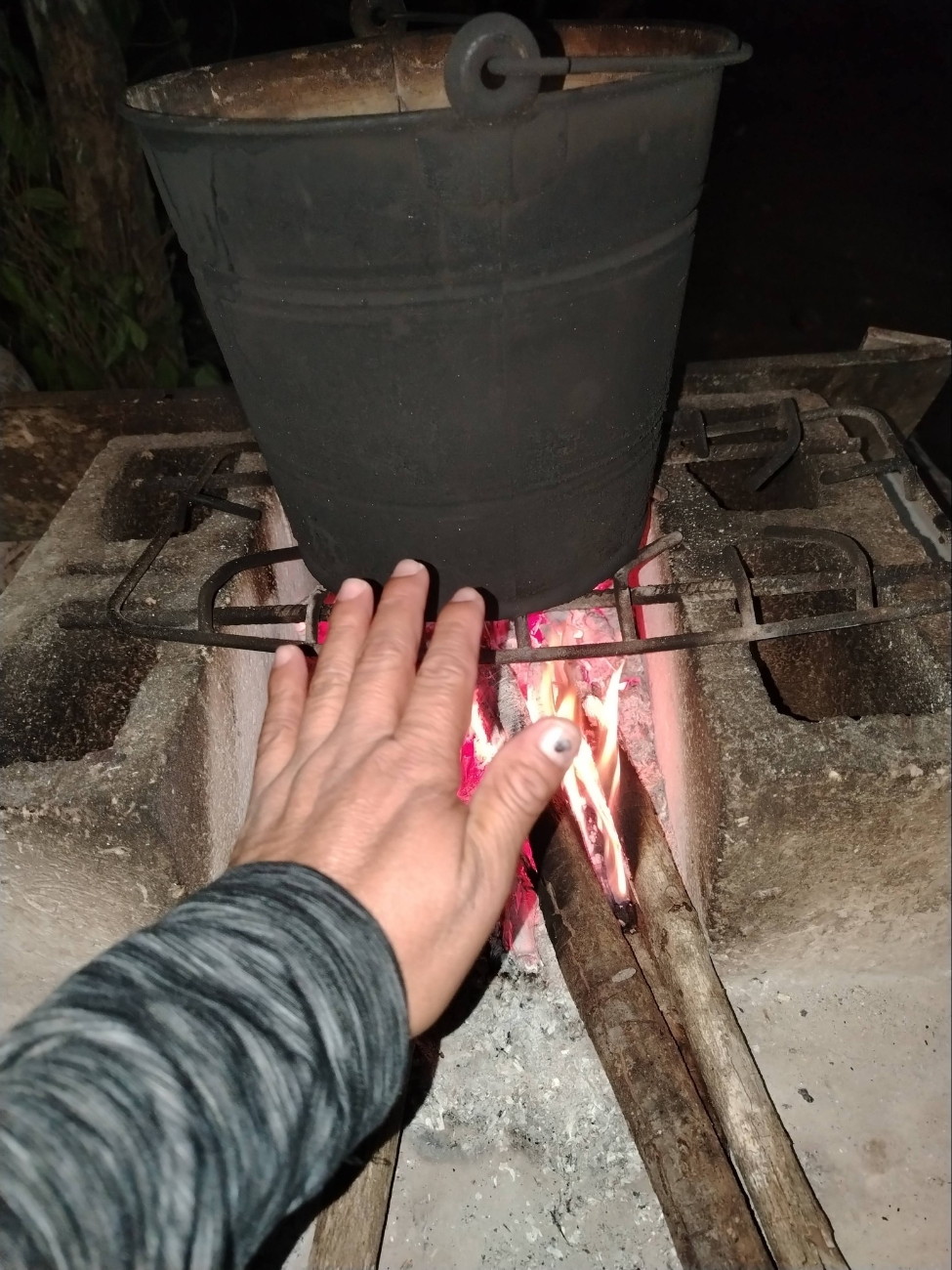 Afectados dijeron que evitan enfermar por onda gélida, pero respiran humo tóxico