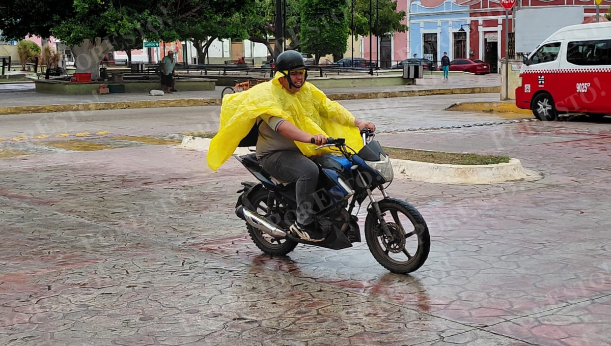 La llovizna obligó a peatones y comerciantes a resguardarse rápidamente.