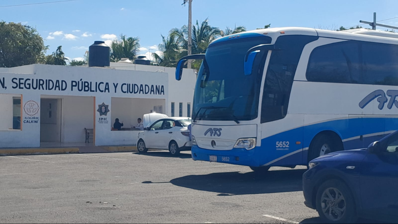Estuvieron involucrados un autobús de la línea ATS y un vehículo compacto particular.