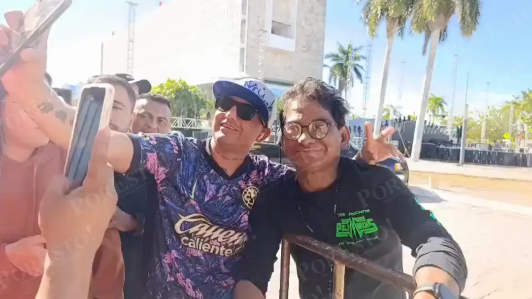 Apolinar Barrera envió un saludo a Por Esto! y continuó tomándose fotos con seguidores.
