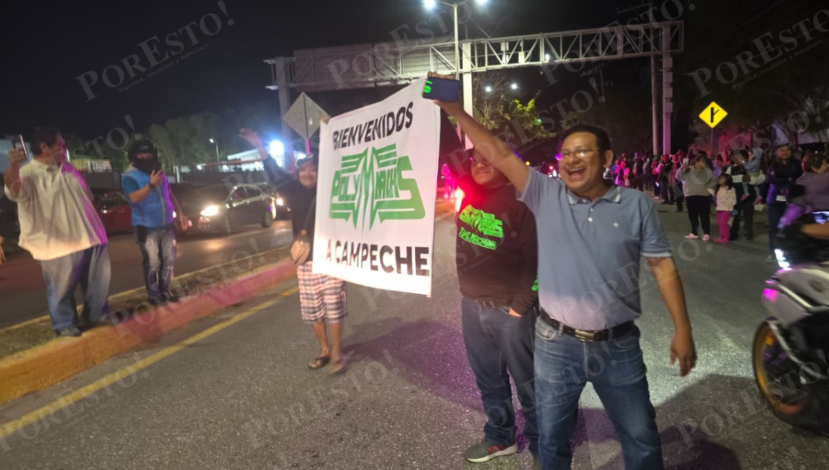 Decenas de seguidores se congregaron sobre la Avenida Maestros Campechanos para recibir a la agrupación.