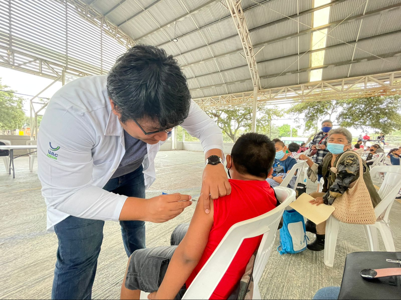 Desde 2025, la vacunación se amplió también a niños, con vacuna nonavalente.