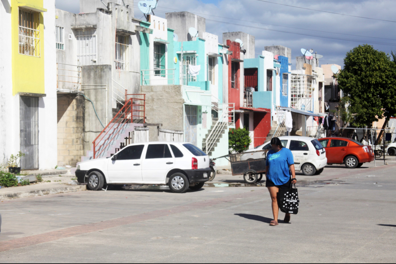 Las viviendas presentan filtraciones, escaleras colapsadas, pisos levantados y fallas en el suministro de agua.