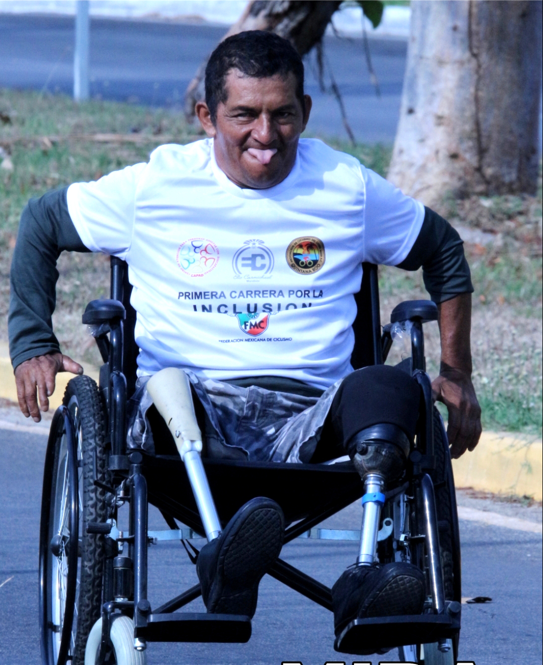 Los atletas entrenan con sillas desgastadas y reparadas, al borde del colapso del equipo.