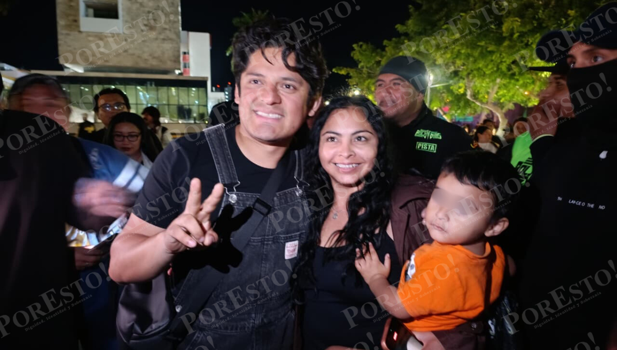 Los seguidores se tomaron fotos y recibieron autógrafos de Apolinar y Tony Barrera.