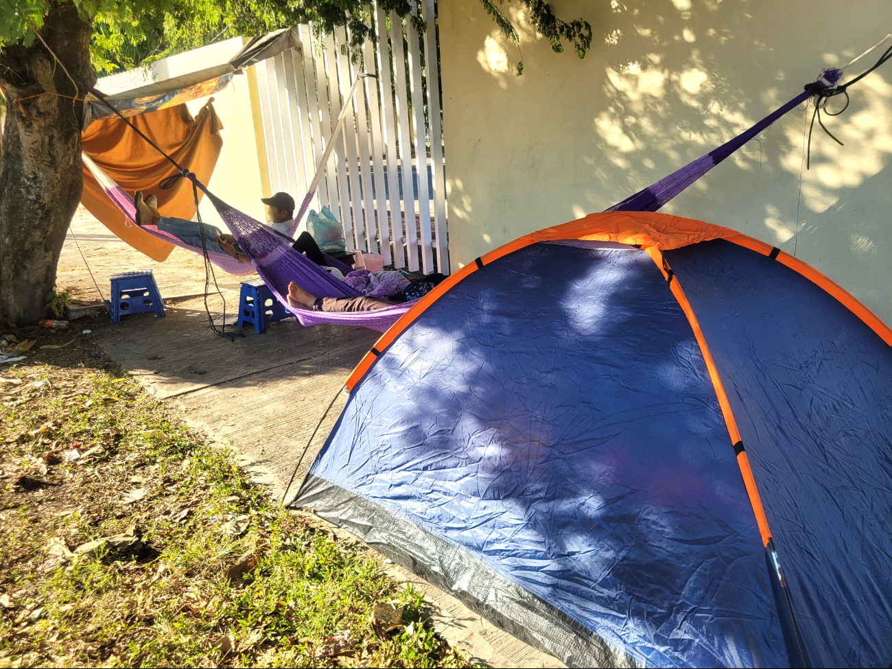 No hay acceso a baños para acompañantes y las condiciones son inhumanas, con frío y vientos nocturnos.