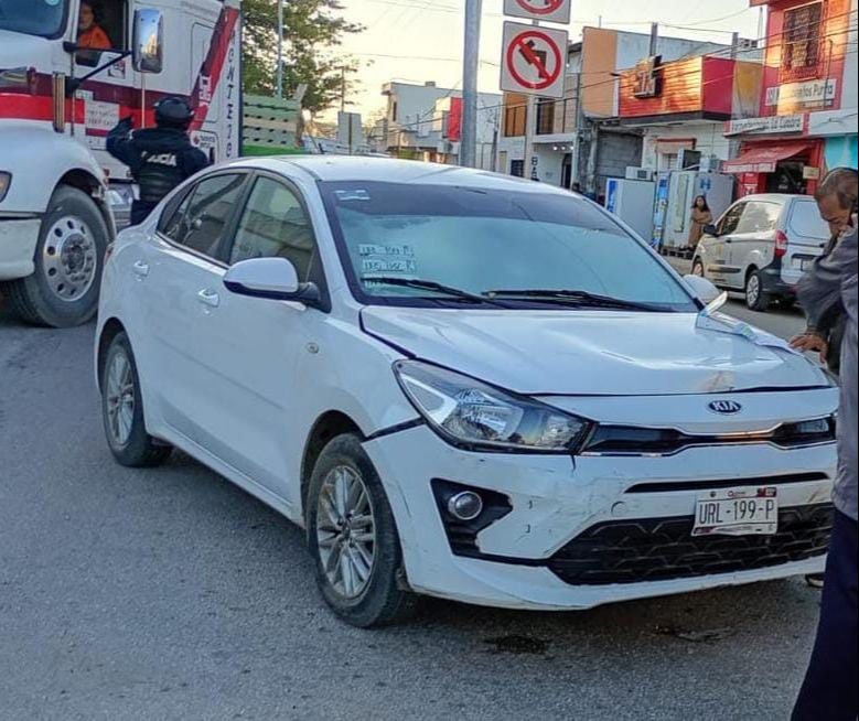 Un conductor no respetó el alto al incorporarse y fue impactado por otro vehículo con preferencia.