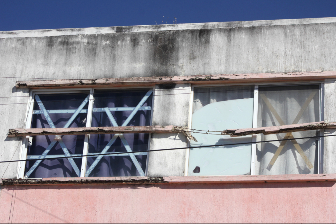 Carencia de mantenimiento causó la aparición de las varillas en los muros exteriores.