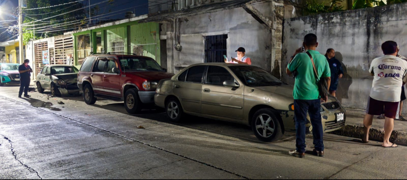 Cuatro vehículos resultaron con cuantiosos daños materiales.