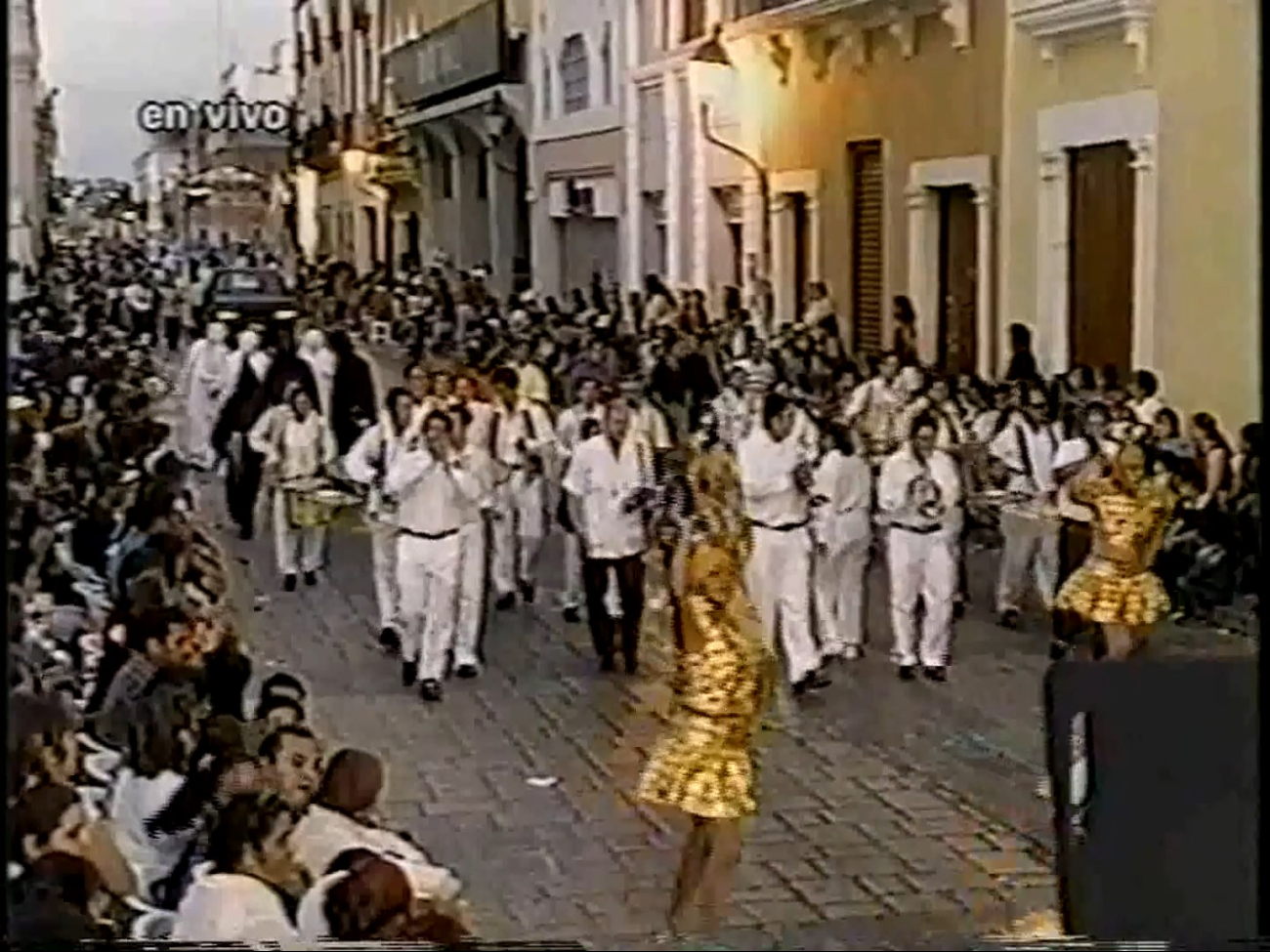 Durante siglos, los desfiles y celebraciones se realizaron en calles céntricas y plazas públicas.