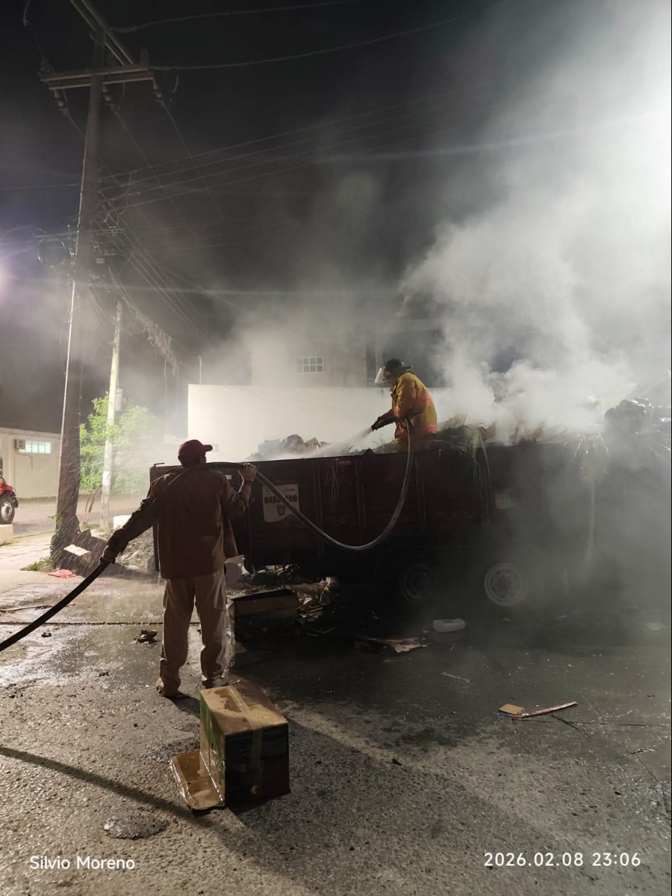 El incendio habría sido provocado por personas que acuden a reciclar al lugar.