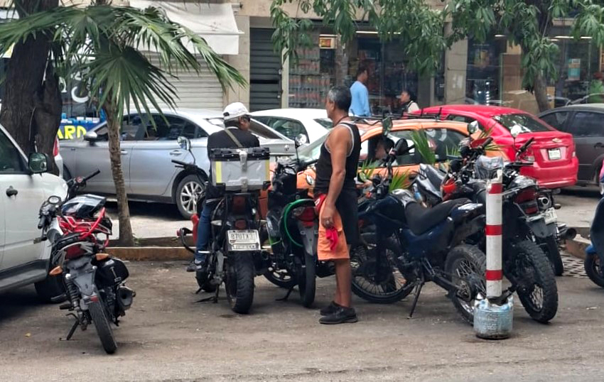 Beto dijo que se gana la vida como “viene viene” afuera del ADO