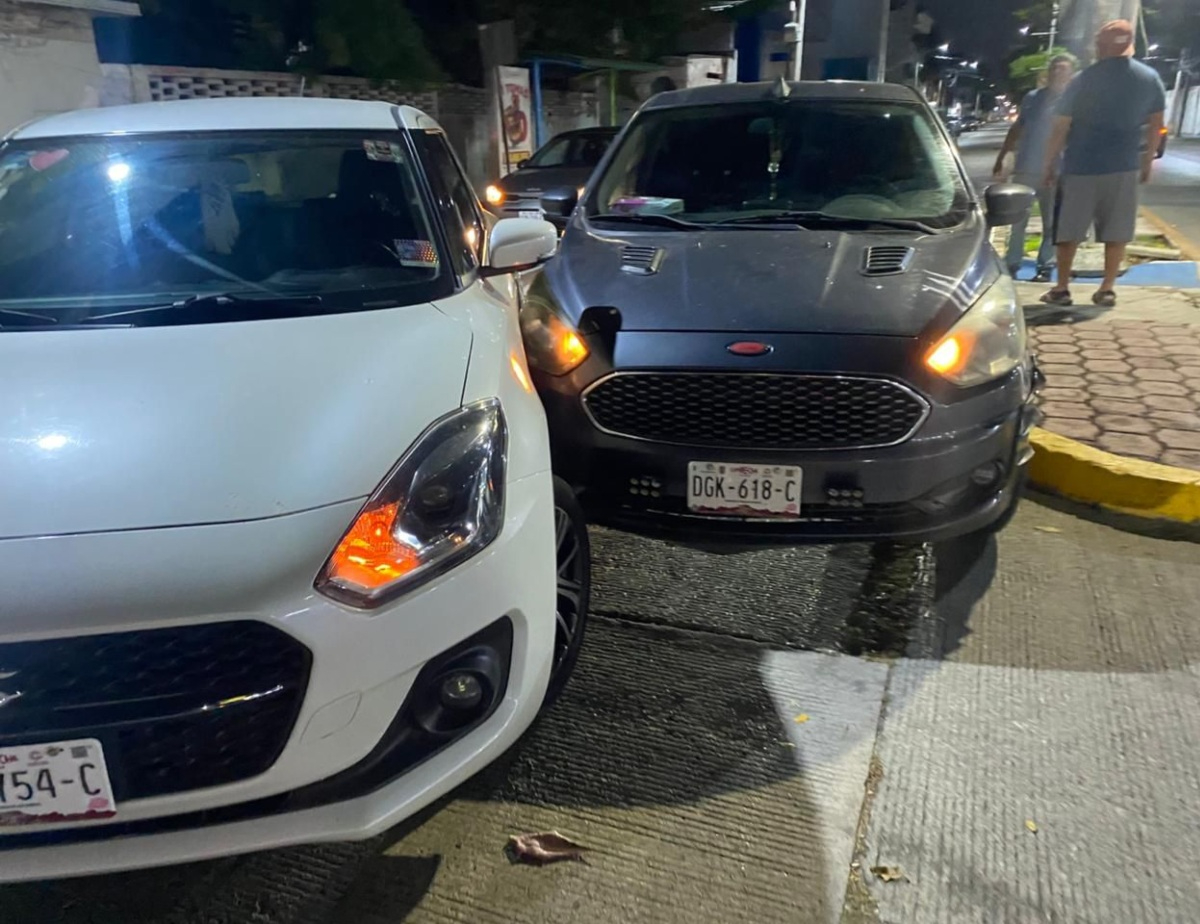 Tras el choque, los vehículos quedaron en el lugar obstruyendo parcialmente la vialidad.