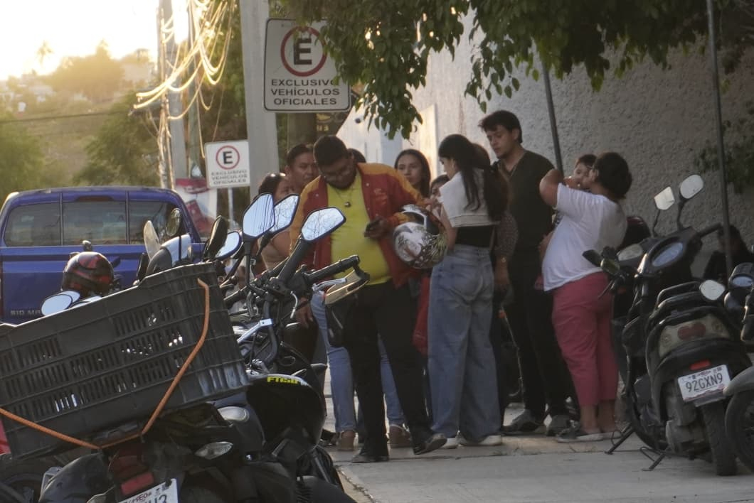 Familiares de las detenidas permanecen afuera de la Fiscalía en espera de información.
