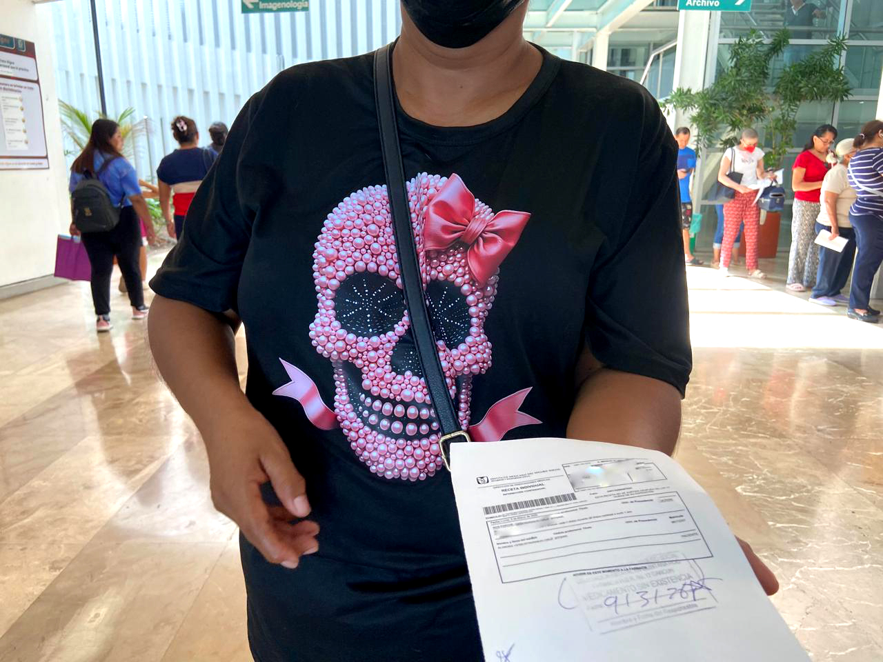 La mujer acudió al módulo de Atención al Paciente del IMSS para presentar una queja por la falta de medicamentos