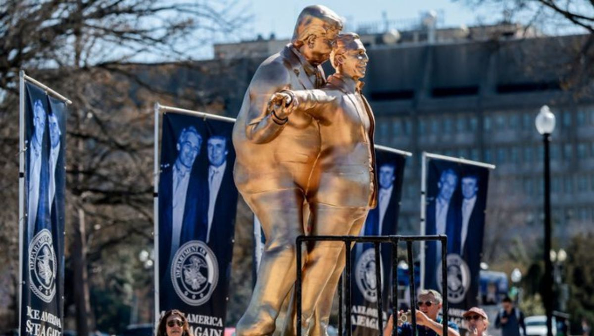 El colectivo Secret Handshake señaló que la instalación forma parte de una intervención artística destinada a generar debate público