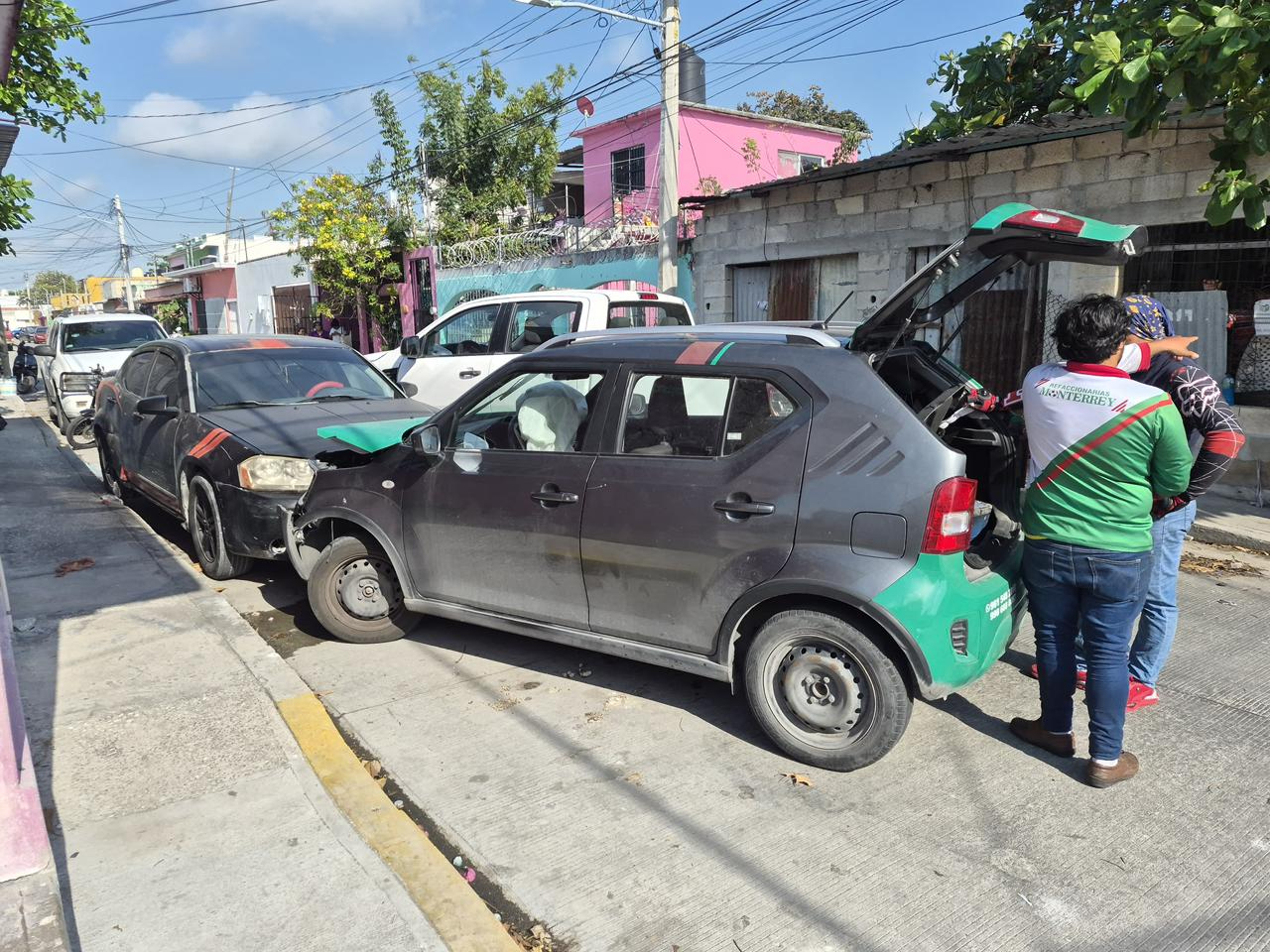 Un Suzuki Ignis presuntamente no respetó el alto y chocó contra una Ford Ranger.