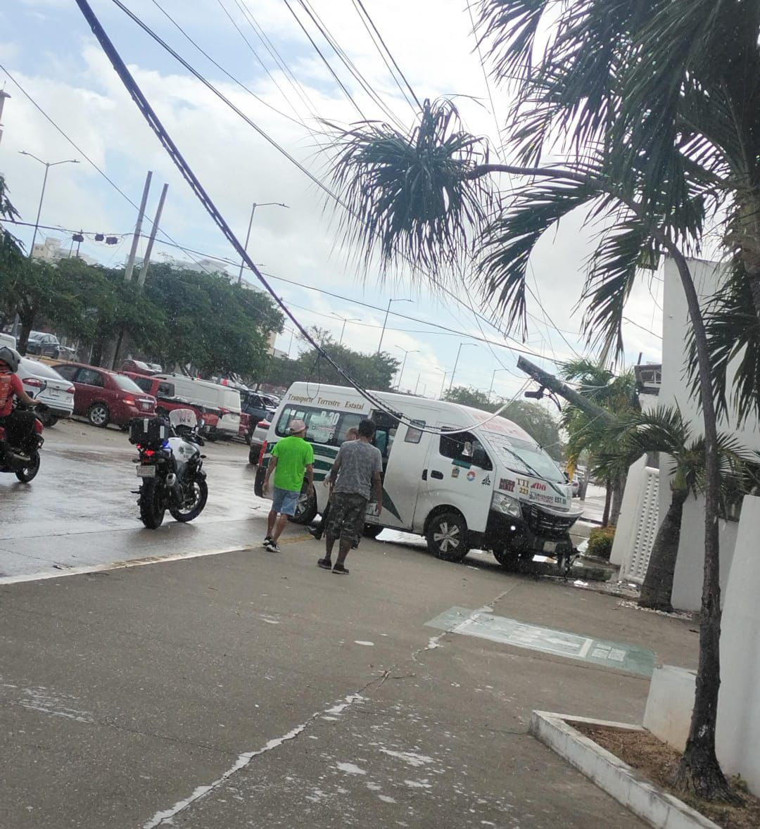 Al sitio llegaron paramédicos, bomberos y autoridades quienes brindaron los primeros auxilios a los pasajeros y al conductor