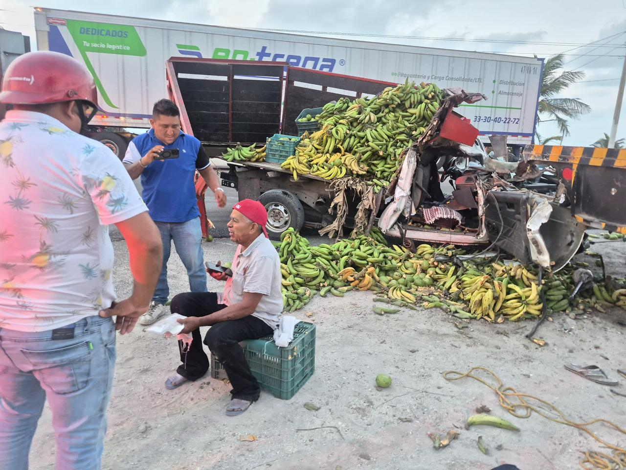 El vehículo se impactó contra una grúa tipo Hiab presuntamente abandonada en el acotamiento.