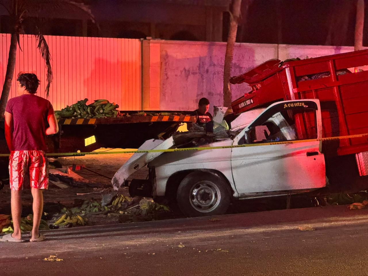 La camioneta transportaba plátano y guayaba desde Cunduacán, Tabasco, hacia Chetumal.