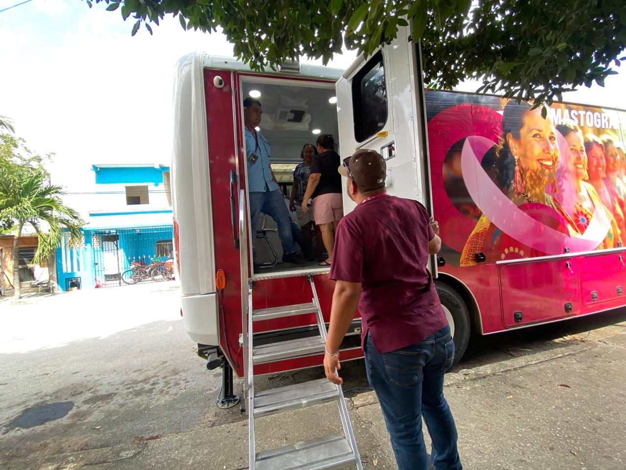 La OMS define el cáncer de mama es causado por la alteración y multiplicación descontrolada de las células mamarias